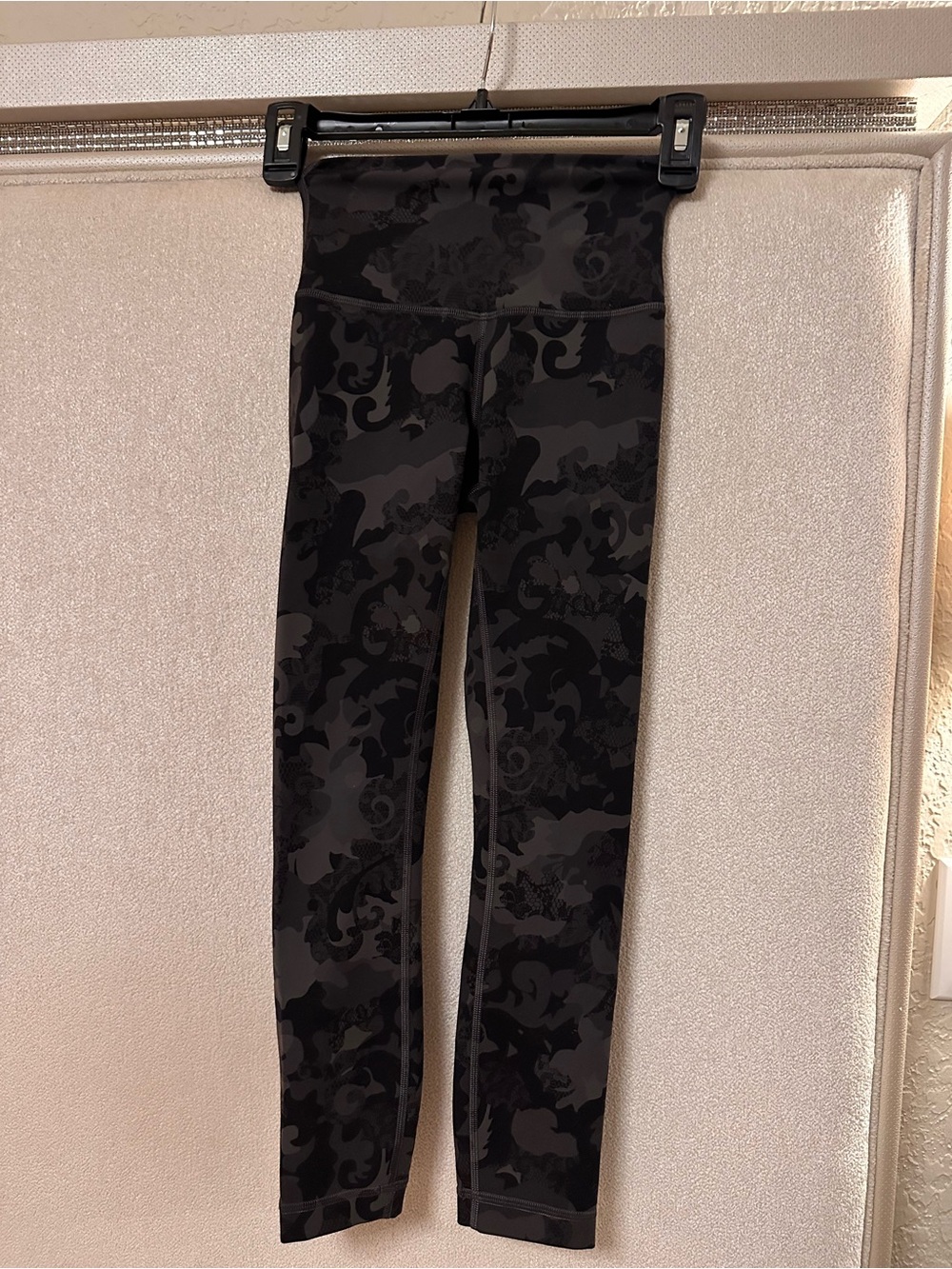 Lululemon Black Gray Floral Camo High Rise Leggings Size 0